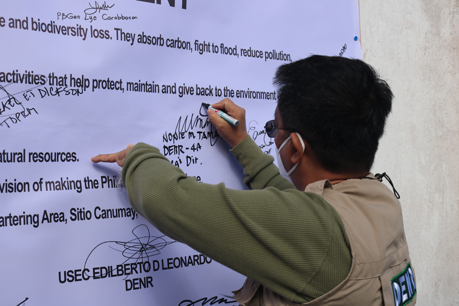 Paglagda ni DENR CALABARZON Regional Executive Director Nonito M. Tamayo sa Pledge of Commitment sa Tree Planting activity na isinagawa noong 31 Enero sa Antipolo (A. Saños)